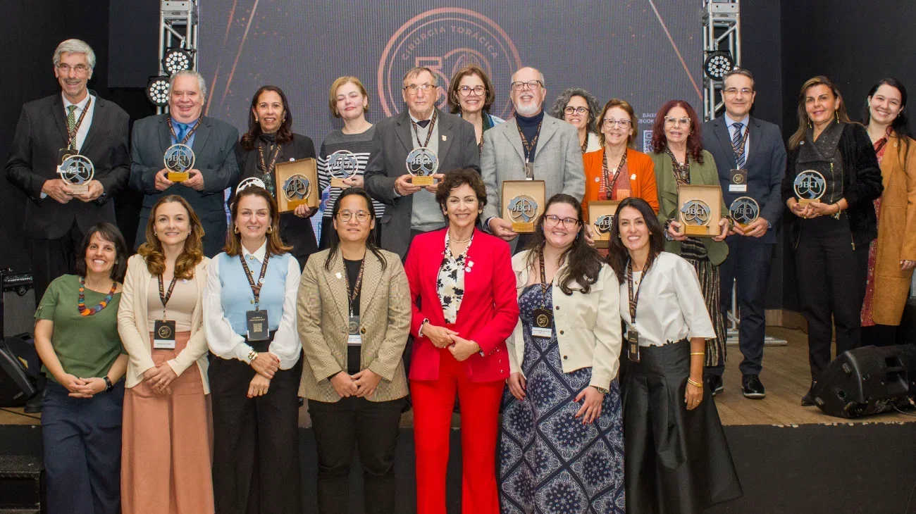 FMUSP recebe homenagem por liderança na formação de cirurgiãs torácicas 