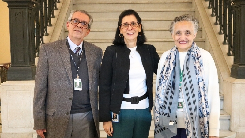Profa. Dra. Ester Sabino e Prof. Dr. Ivan Dieb Miziara participam de assinatura solene na diretoria da FMUSP