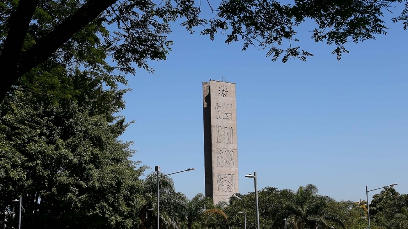 Campus da Cidade Universitária no Butantã. Torre da Praça do Relógio